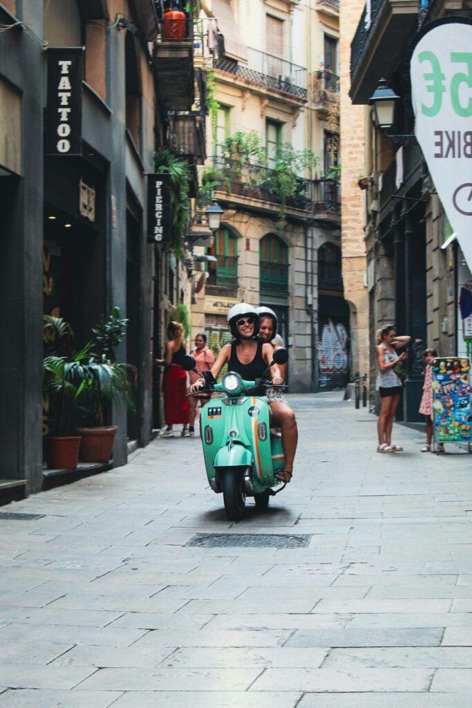 Twee vrouwen op een scooter tijdens een citytrip