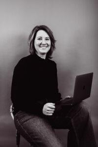 Mariëlle, eigenaresse van GEM Travel, achter haar laptop